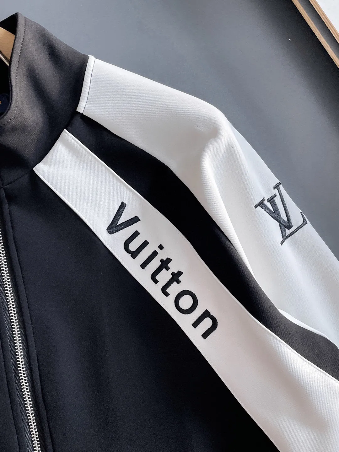🅿️720 [LV Louis Vuitton] hot-selling suit is coming. Focus on the original version of the official website. 2025 new hot-selling cardigan and sweatshirt suit. The original order is the best. 🇭🇰The meticulous work of top designers. It has a fitting and perfect upper body effect. All-natural high-quality Tencel Roman cotton 100%, close-fitting comfort, noble and elegant! Original hardware embodies elegance and nobility! Counter size: M-3XL (maximum wear up to 190 pounds)
